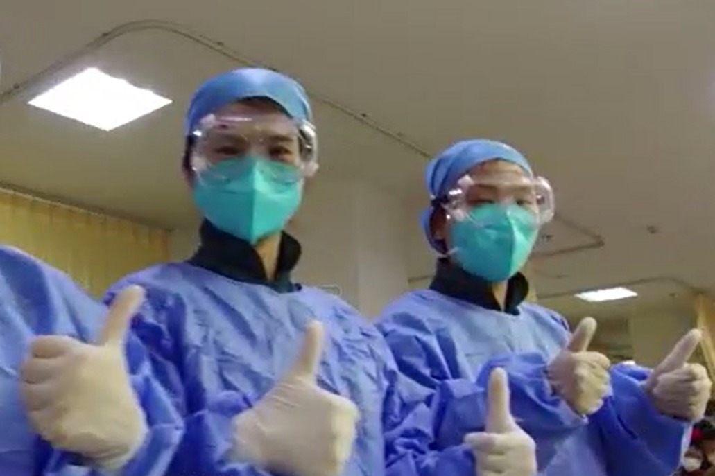 中外青年合唱《真心英雄》 致敬战“疫”青春力量