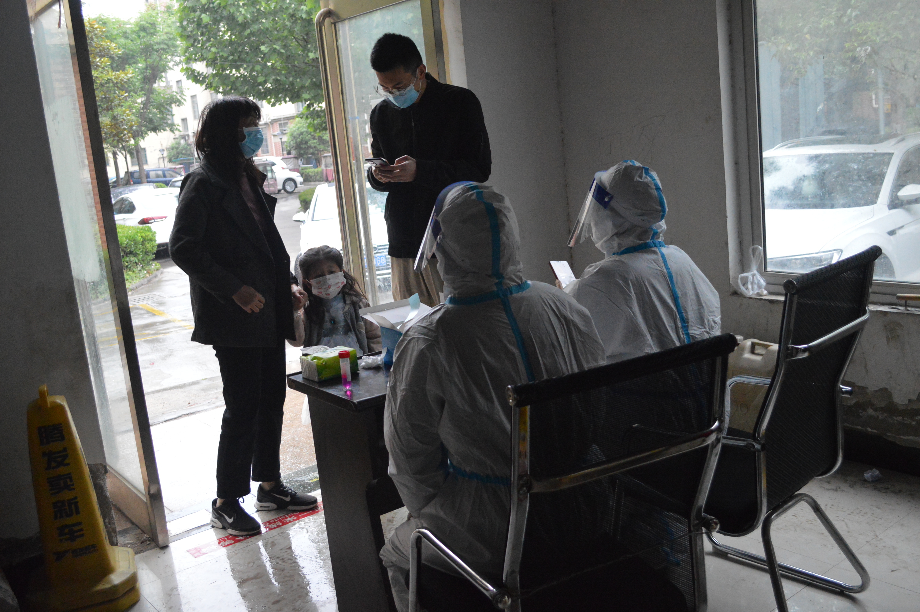 长垣：寒冷小雨都挡不住我们做核酸检测，祝福所有妈妈母亲节快乐（鼓励大家做核酸检测）