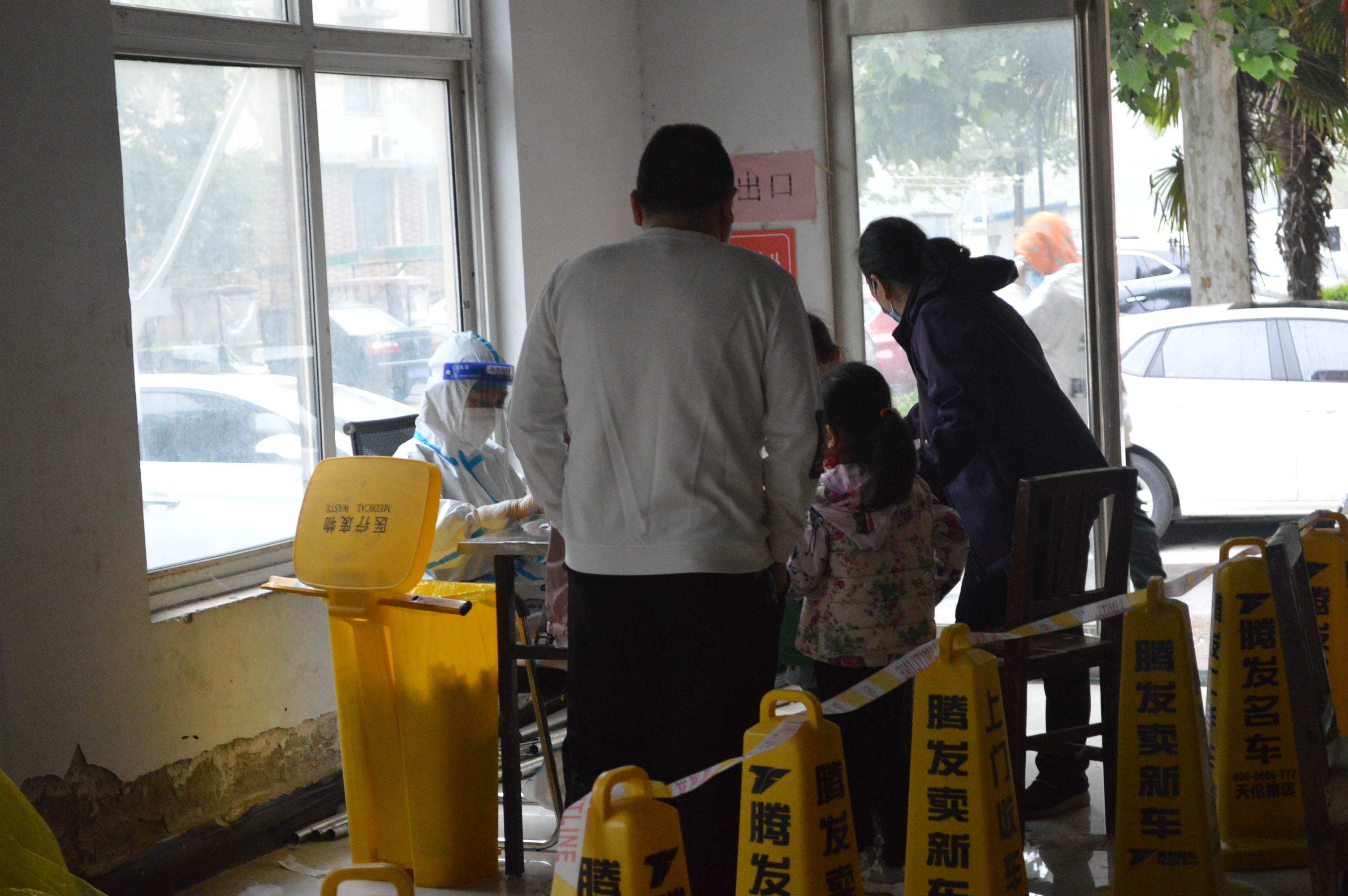 长垣：寒冷小雨都挡不住我们做核酸检测，祝福所有妈妈母亲节快乐（鼓励大家做核酸检测）