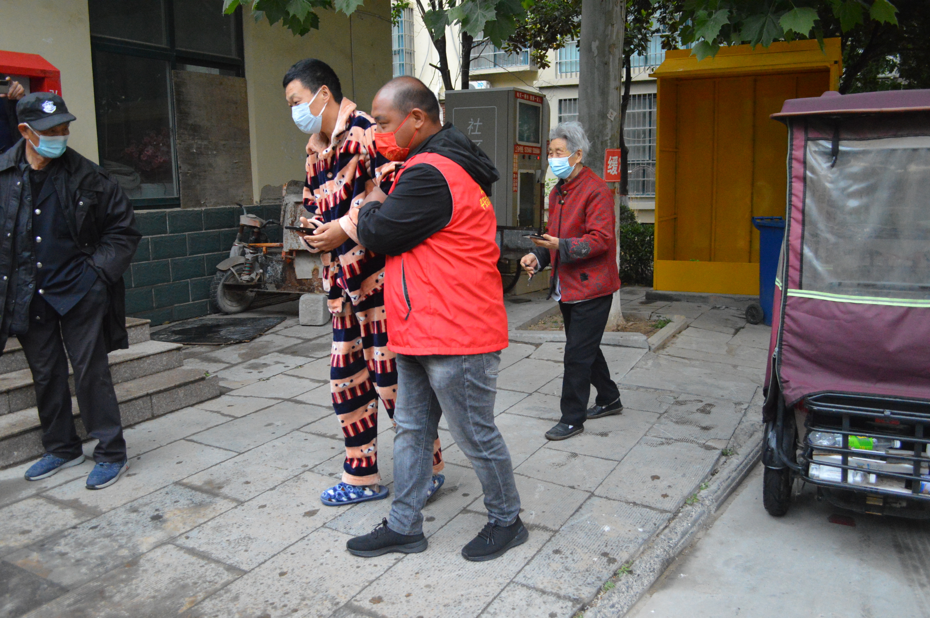 长垣：寒冷小雨都挡不住我们做核酸检测，祝福所有妈妈母亲节快乐（鼓励大家做核酸检测）