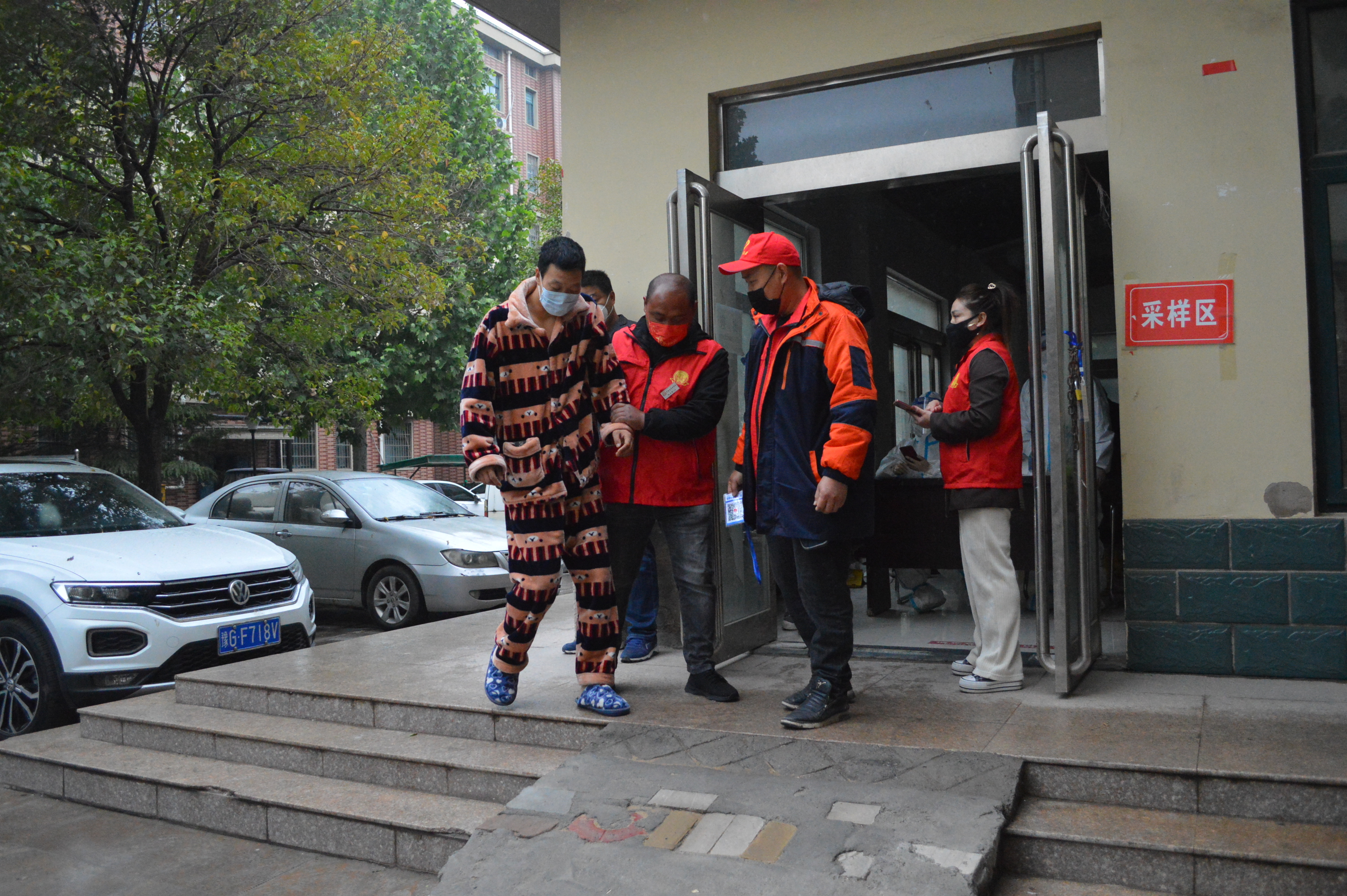 长垣：寒冷小雨都挡不住我们做核酸检测，祝福所有妈妈母亲节快乐（鼓励大家做核酸检测）