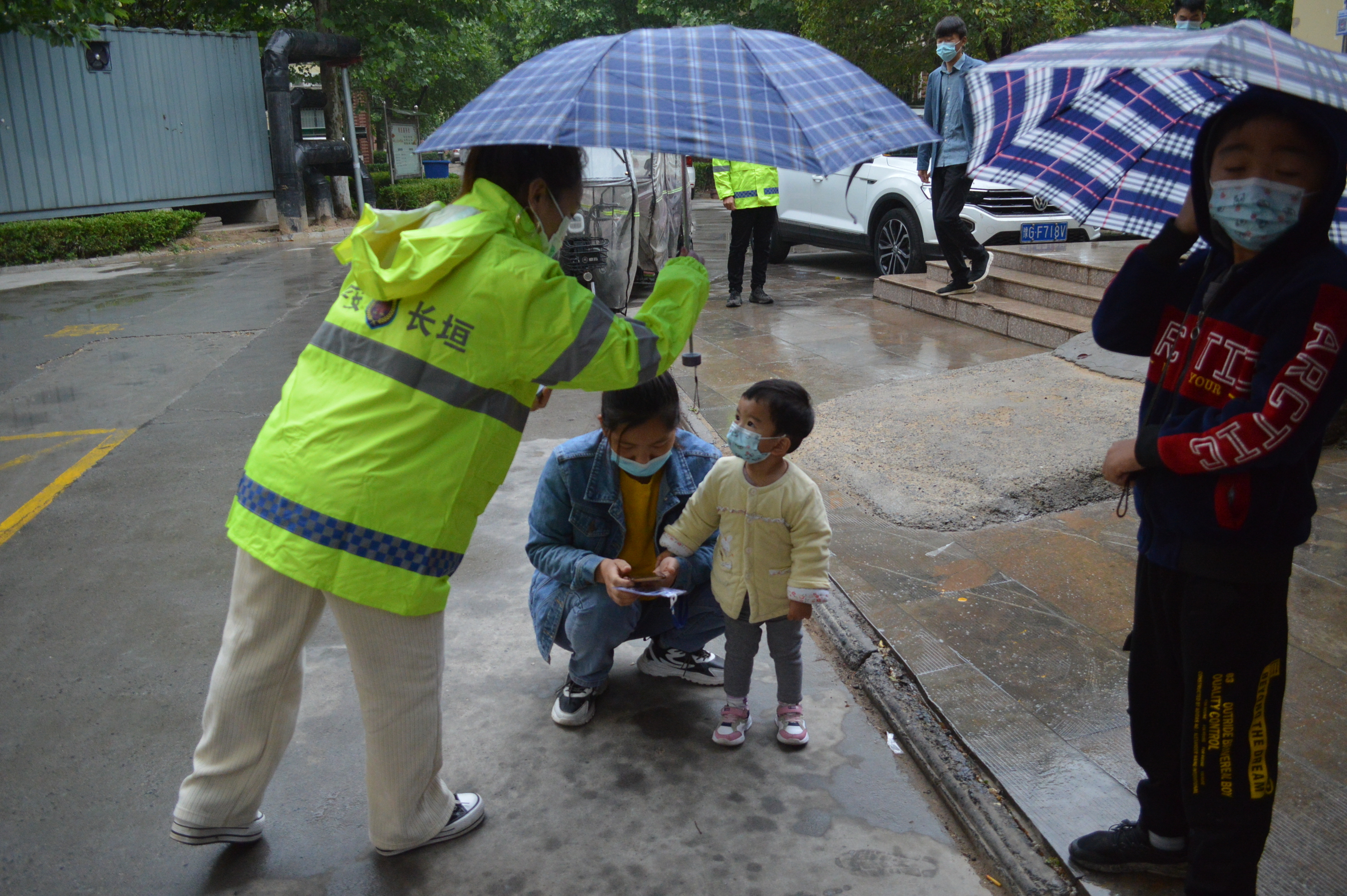 长垣：寒冷小雨都挡不住我们做核酸检测，祝福所有妈妈母亲节快乐（鼓励大家做核酸检测）