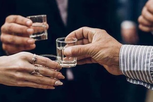 酒文化|关于倒酒、敬酒、替酒的礼节你知道多少?_凤凰网