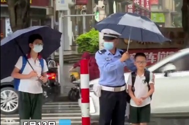 学生雨中上学