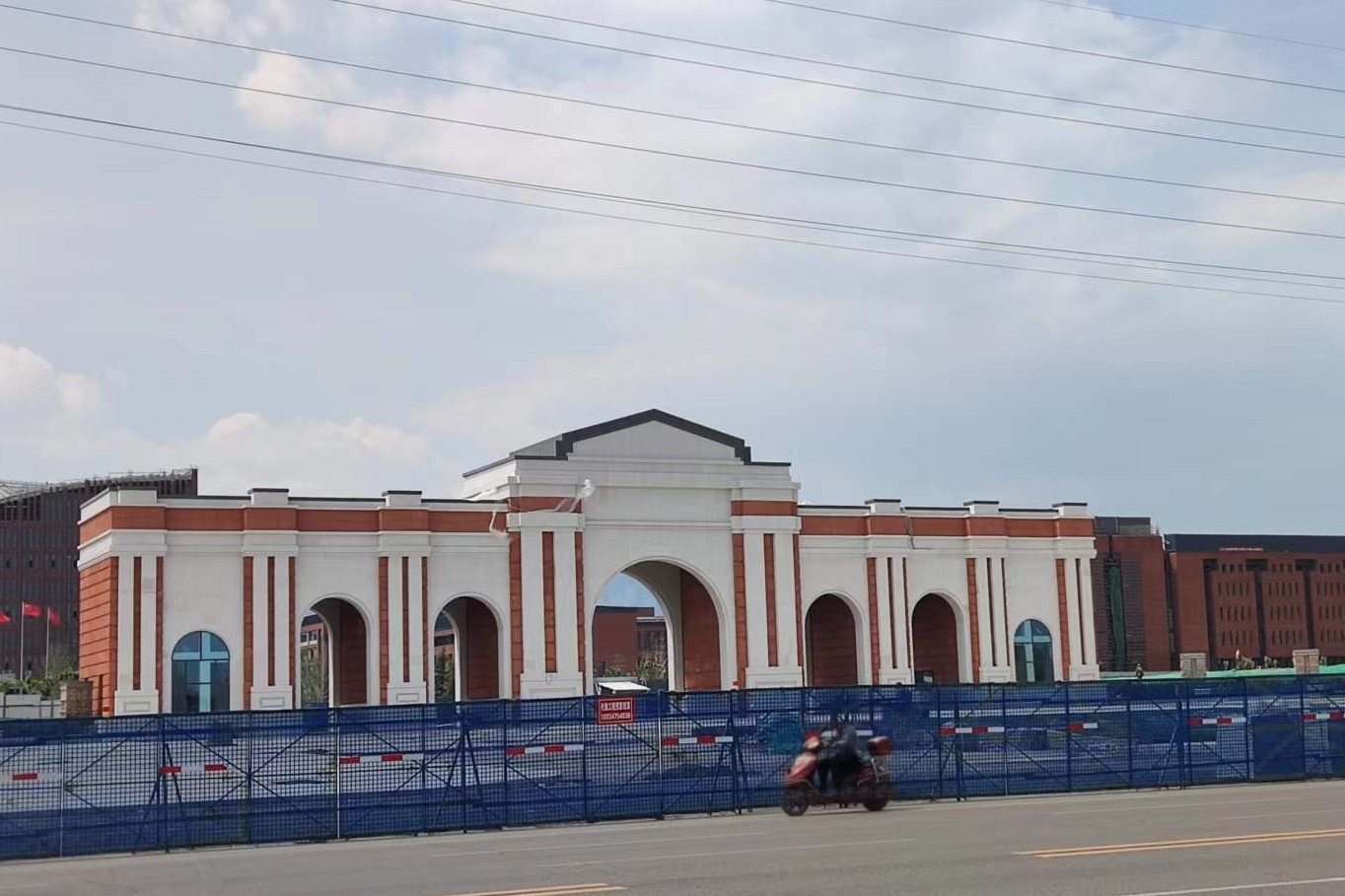 临汾这所大学新校门