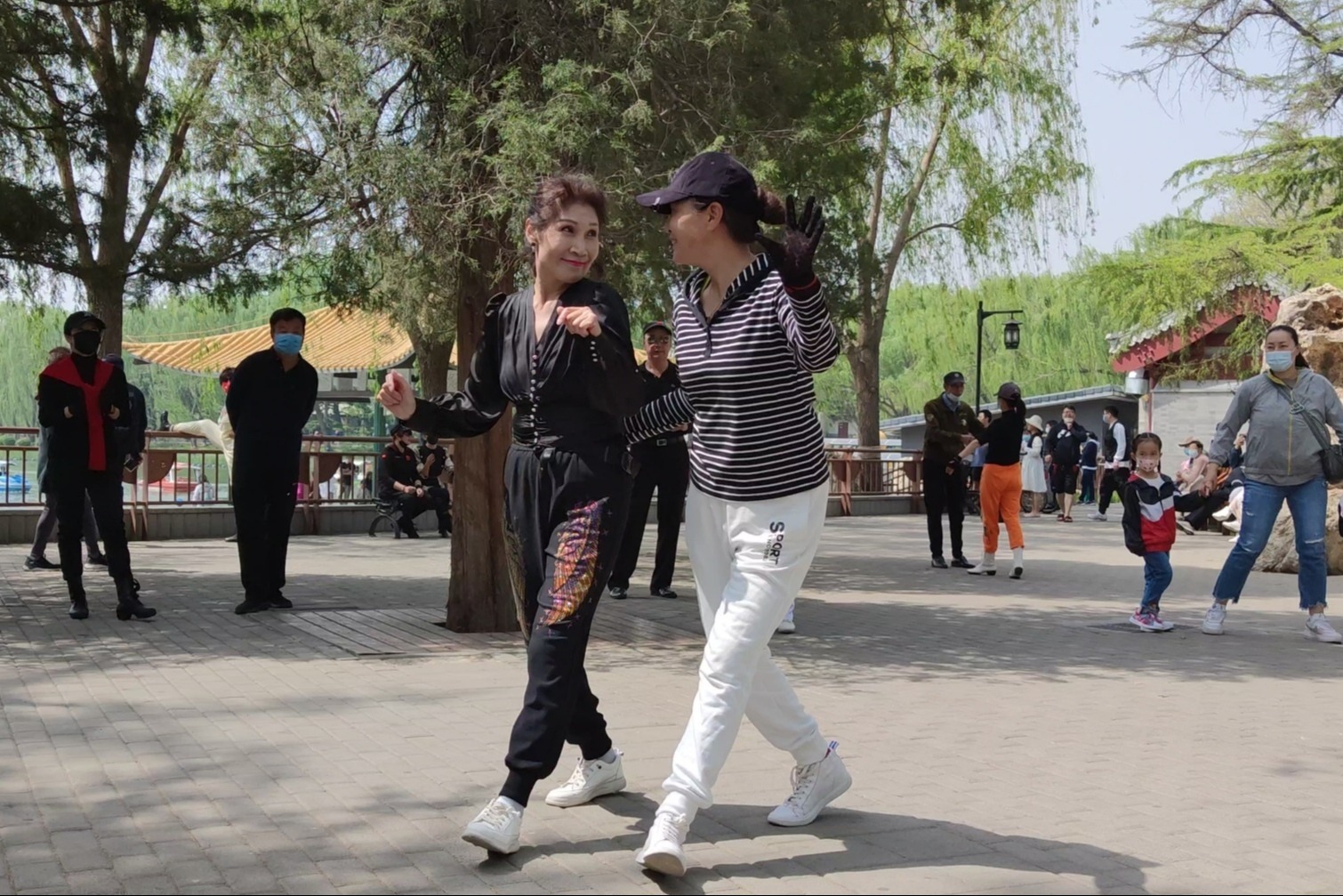 姐妹俩表演水兵舞《烟雨人间》打点儿，节奏动感，舞步欢快