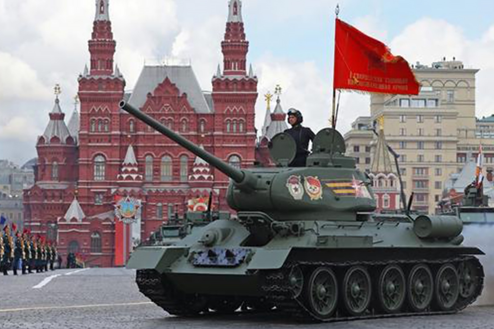 俄罗斯纪念卫国战争胜利77周年红场阅兵举行首次带军事装备的夜间彩排-今日头条