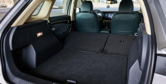 奔腾t55后排座椅支持比例放倒,后排放倒后还算平整,所以在空间拓展