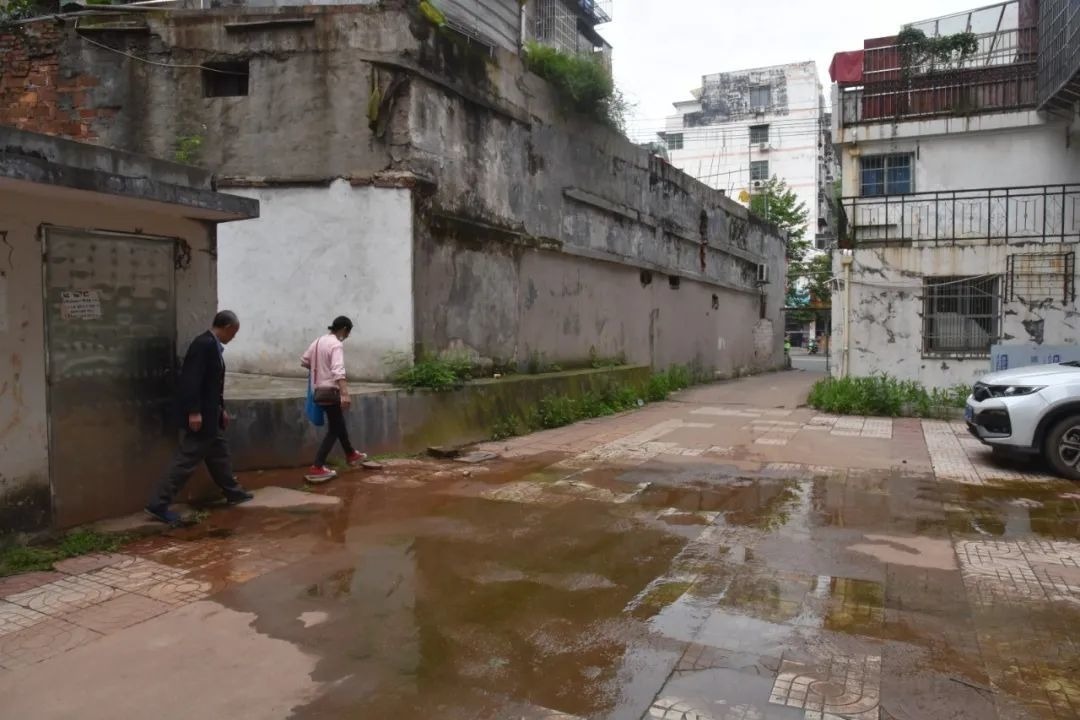 九年了，赣州章贡区东郊路污水渗进门还没解决好
