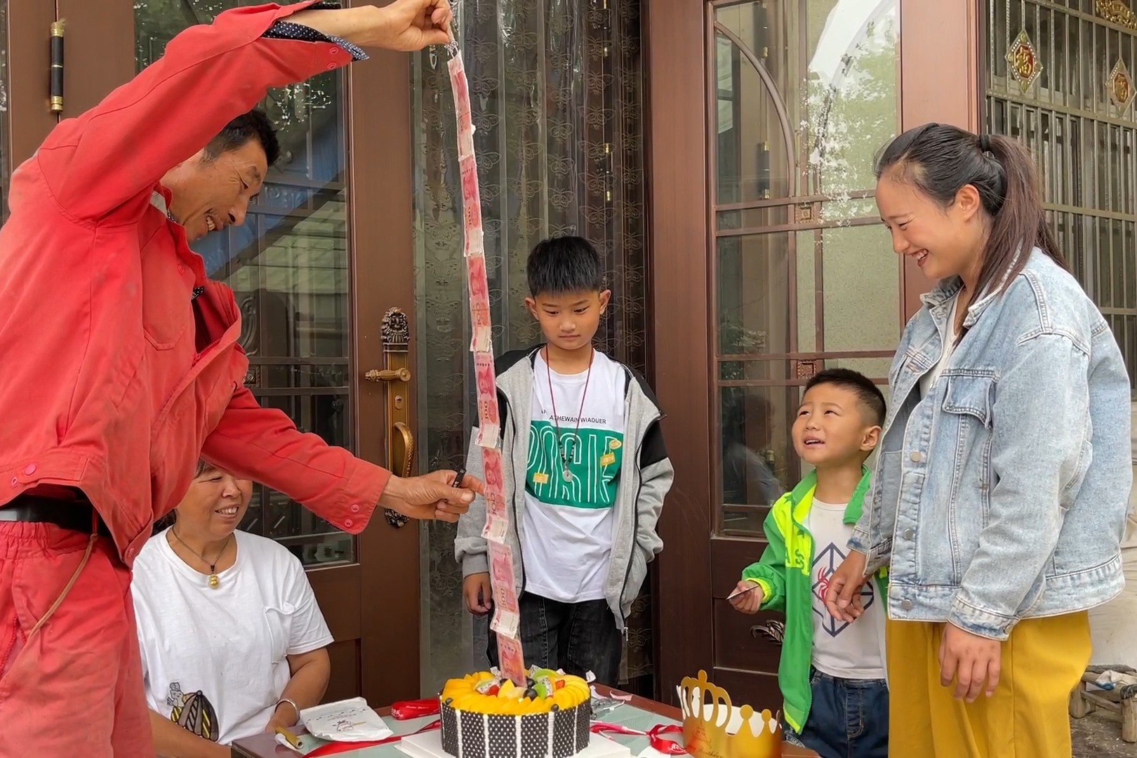 今天老爸过生日，小两口准备了一份特殊的蛋糕，老爸直呼发财了