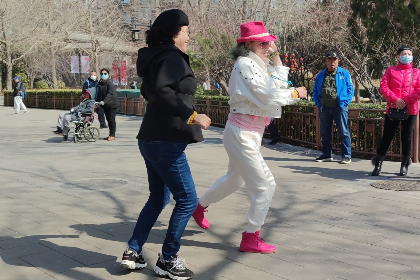 姐妹俩吉特巴双人对跳，旋律醉人，舞步简单优美，邀您共赏