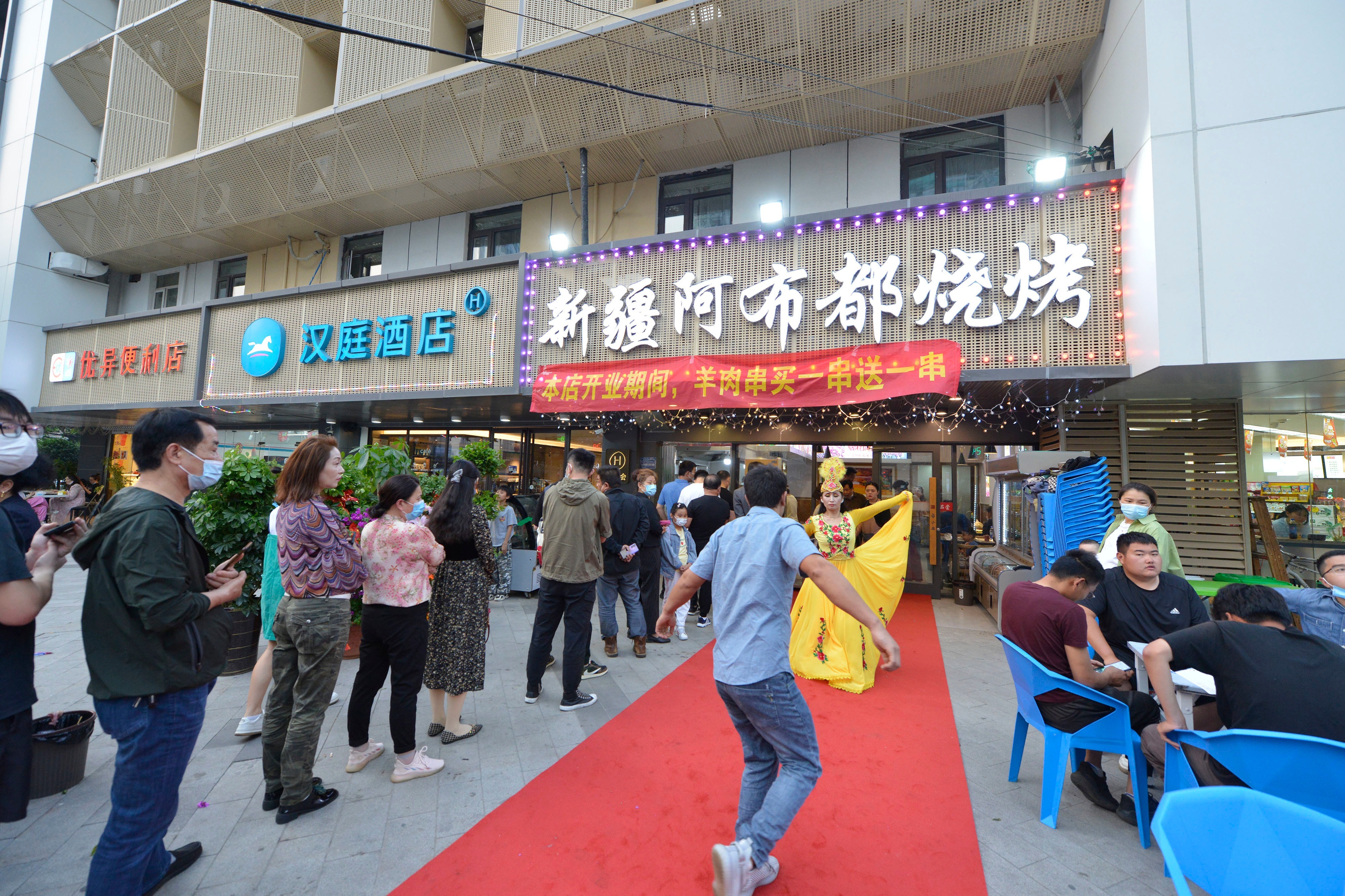 合肥瑶海:新疆阿布都烧烤店羊肉串好吃,新疆舞也好看