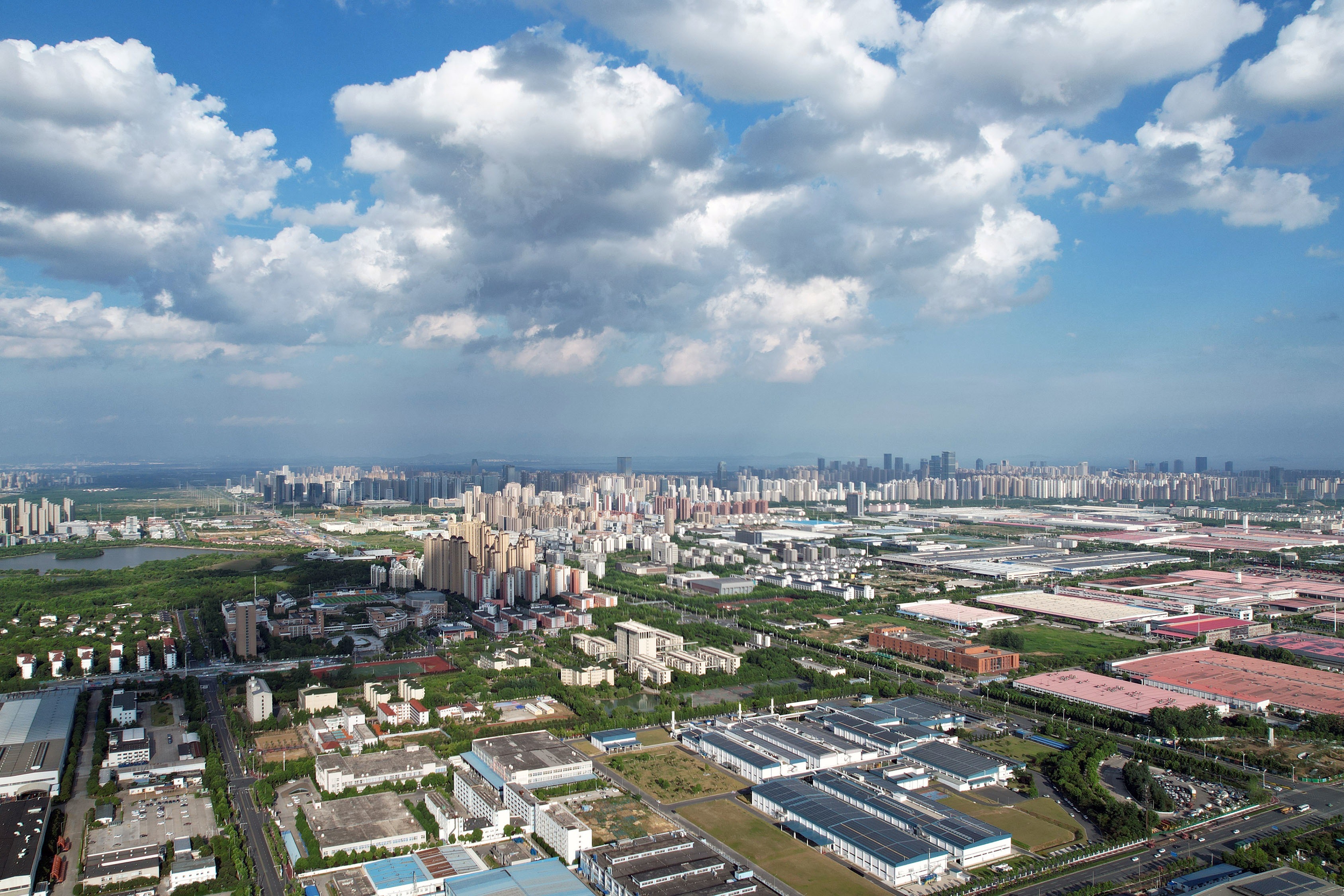 合肥：周日，蓝天白云美景，好像到了西藏，沿途风景美极了