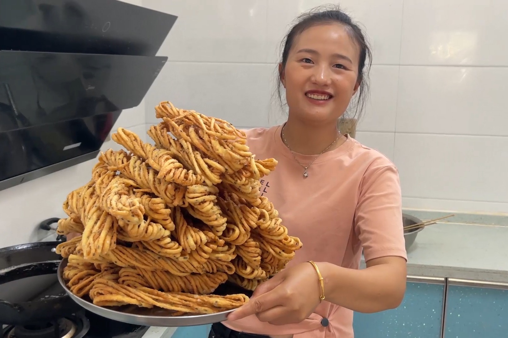 两碗面粉,4个鸡蛋,媳妇做了一大盘馓子,焦香酥脆太香了_凤凰网视频_凤凰网