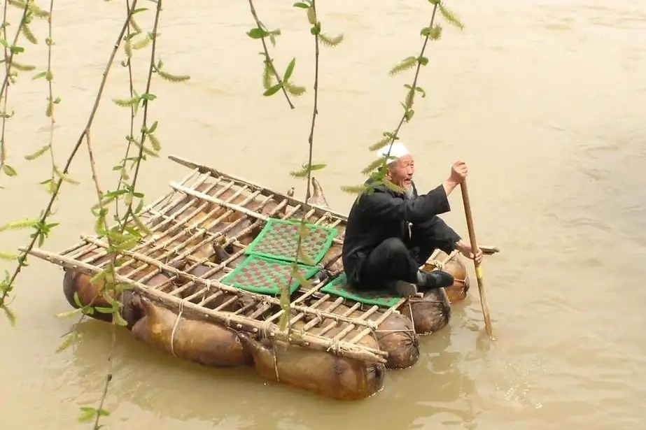 甘肃兰州：“羊皮筏子+快艇” 感受黄河上的“速度与激情”