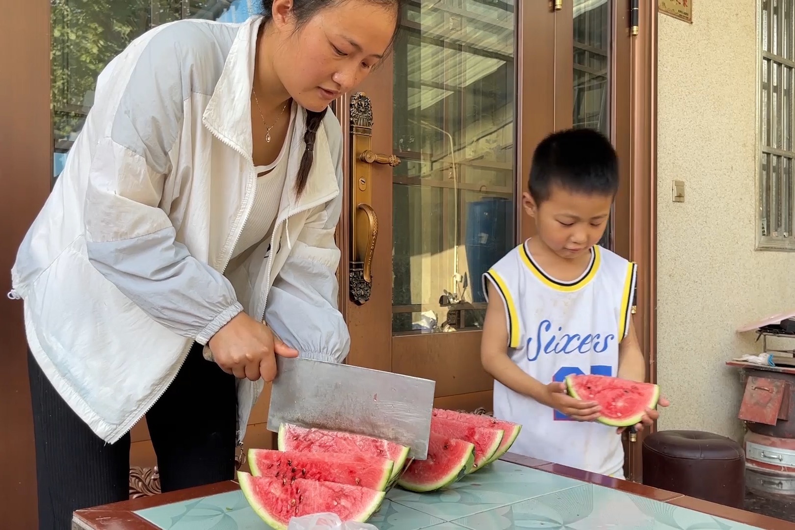 大庆路边买西瓜，回家媳妇切开都尝尝，孙子先给奶奶拿一块