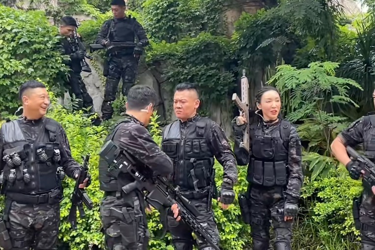 嘎子要花8亿拍战争片,自称一套装备80万人民币?看完我绷不住了_凤凰网