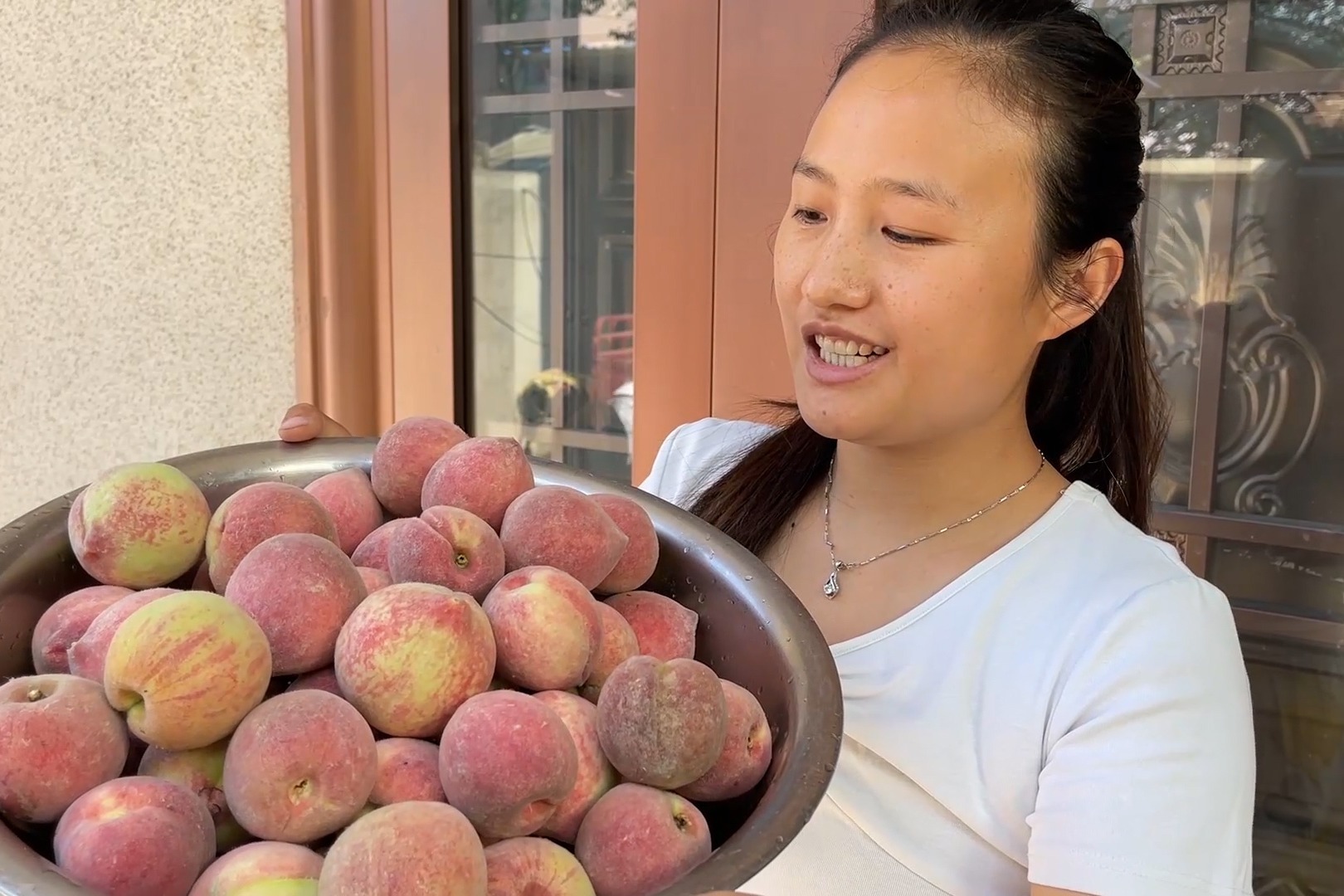 老表送来一袋桃子，媳妇全部做成罐头，老爸干活回来喝一碗真得劲