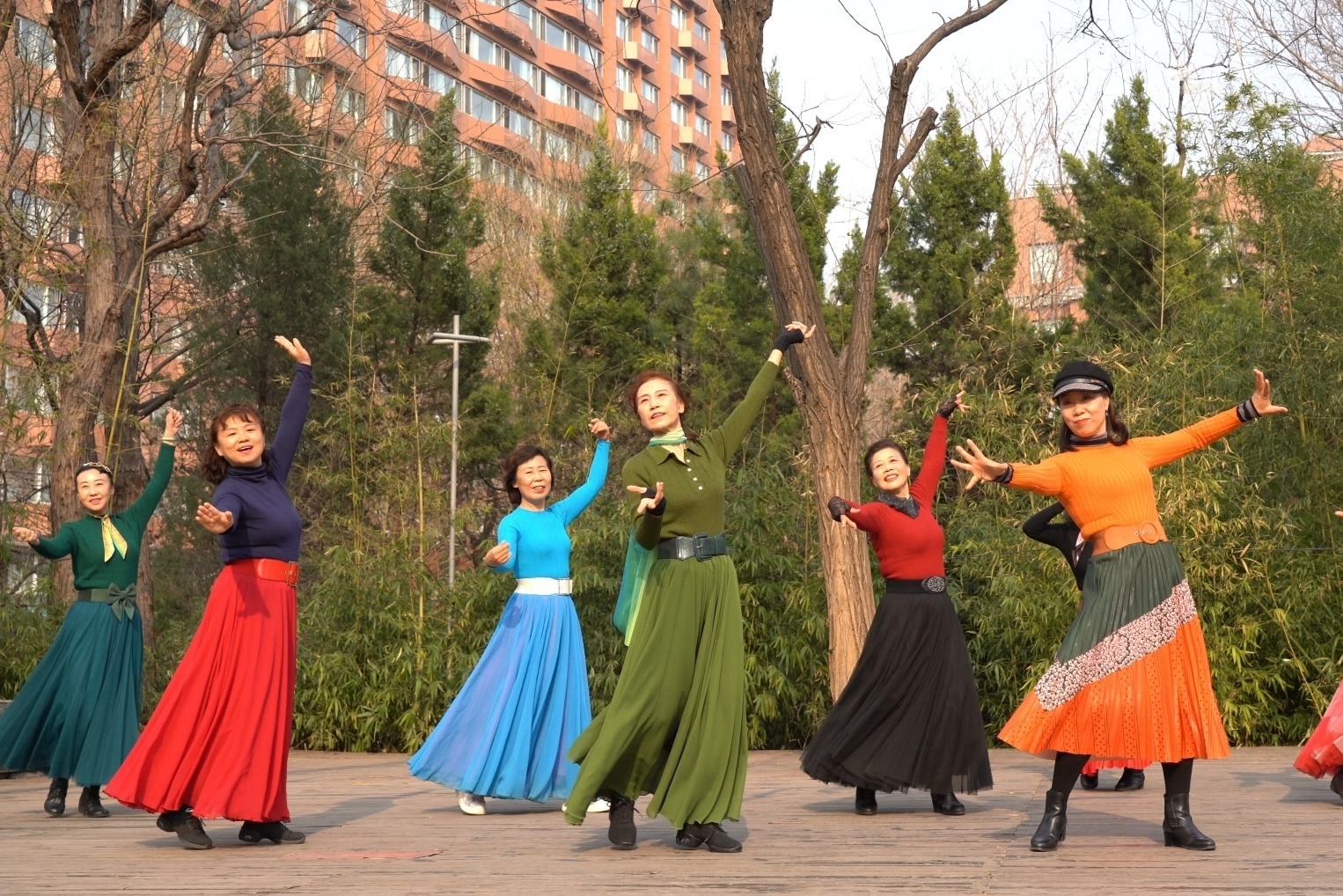 魅力朵朵广场舞《来跳舞》节奏动感，舞步欢快，好听更好看