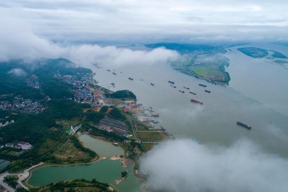 雨后的长江与鄱阳湖交汇处长啥样？云雾飘缈 船来船往