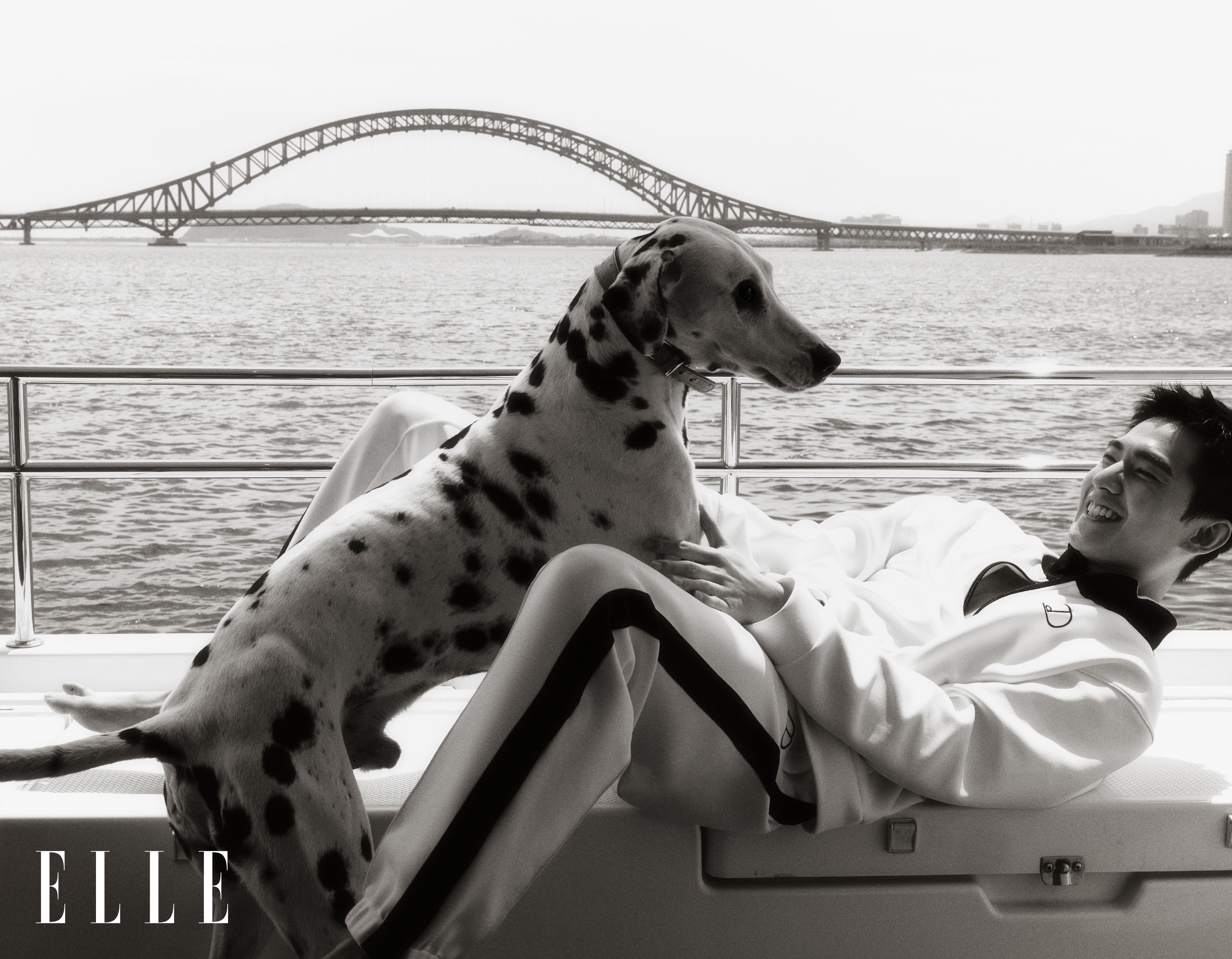 杨洋《elle》七月刊封面 夏日航行享受惬意假期__凤凰网