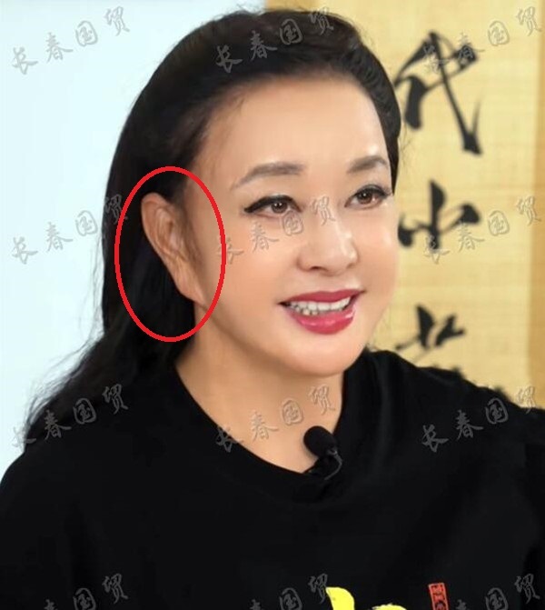 刘晓庆的脸都变形了图片