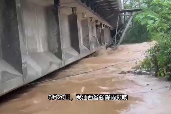 江西：12辆重载列车开上大桥 960吨“重车压梁”战洪水