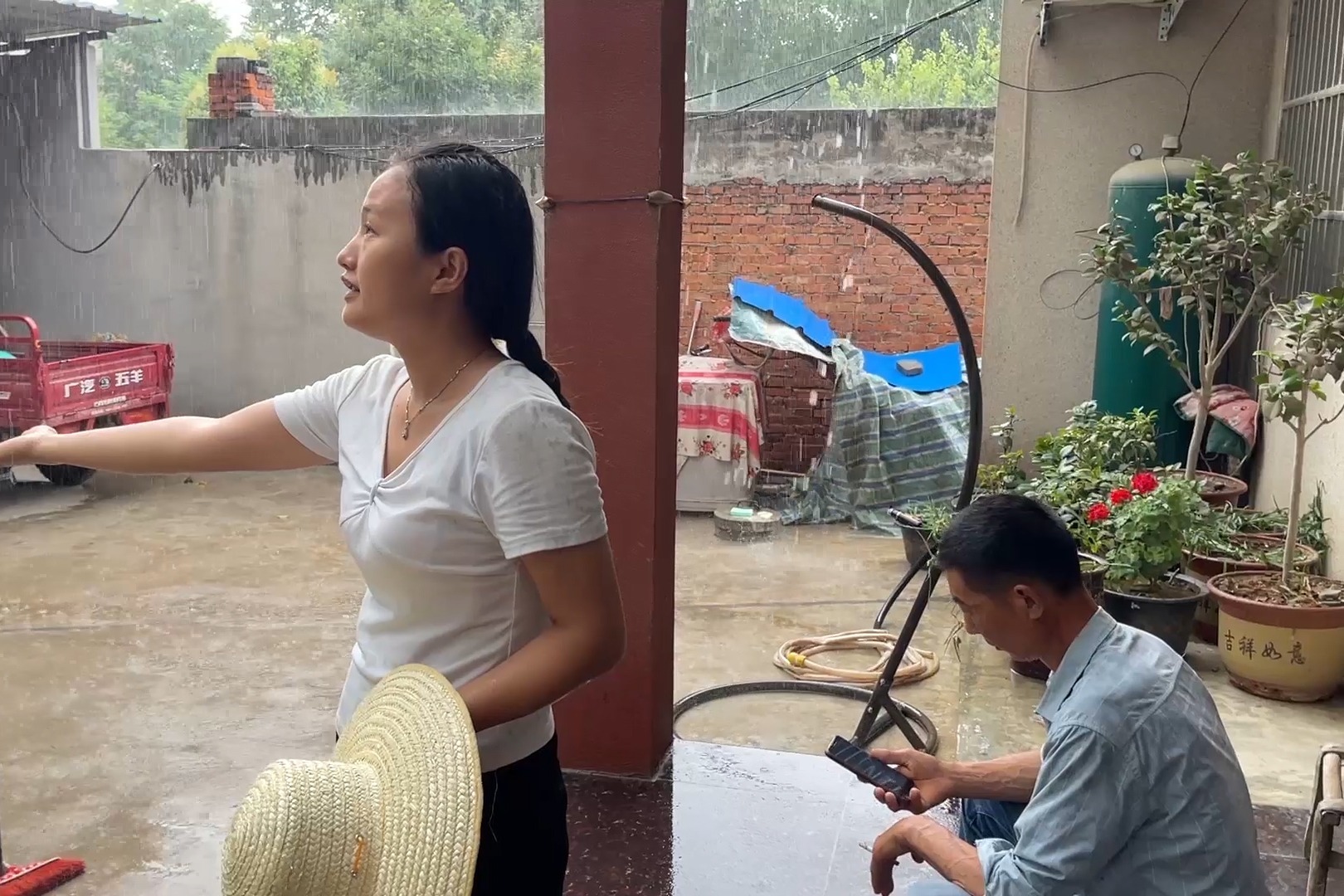 期盼已久的大雨终于下了，一家人都很高兴，地里的庄稼有望了