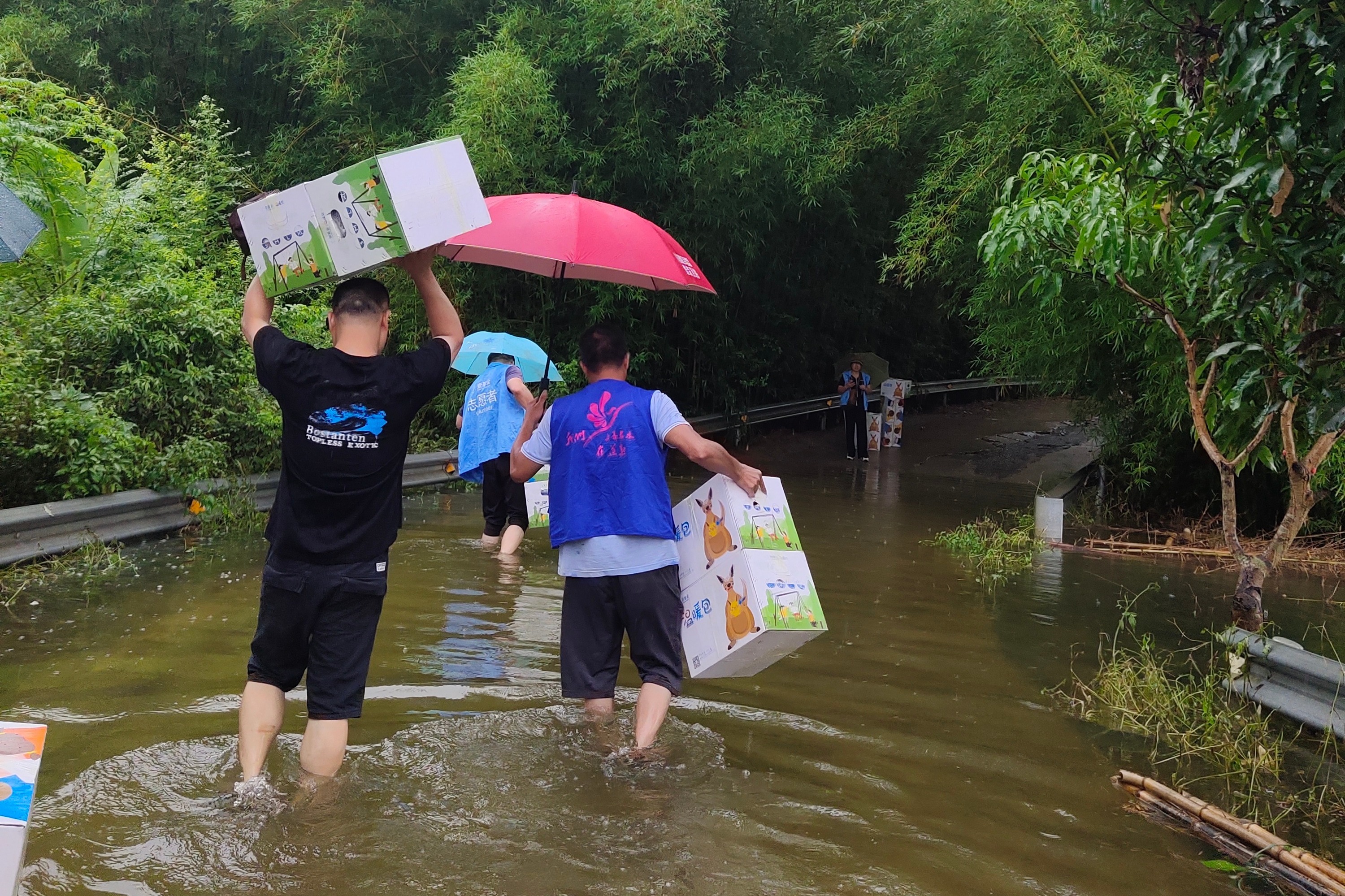 跋山涉水、小船扁担，志愿者为灾区小朋友送来温暖包