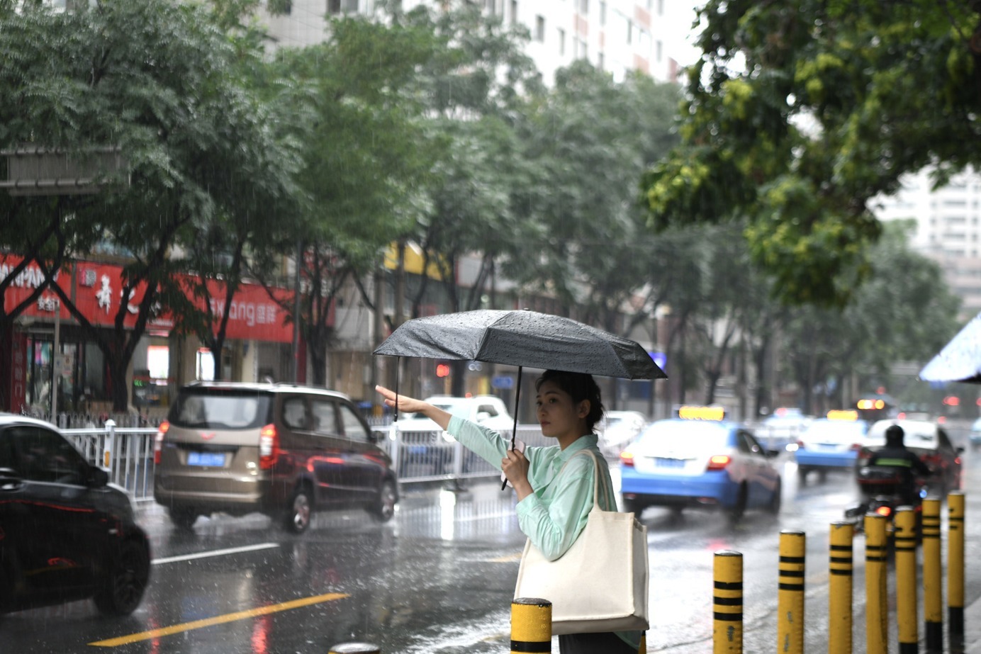 兰州大暴雨猝不及防 请“高温”退！退！退！