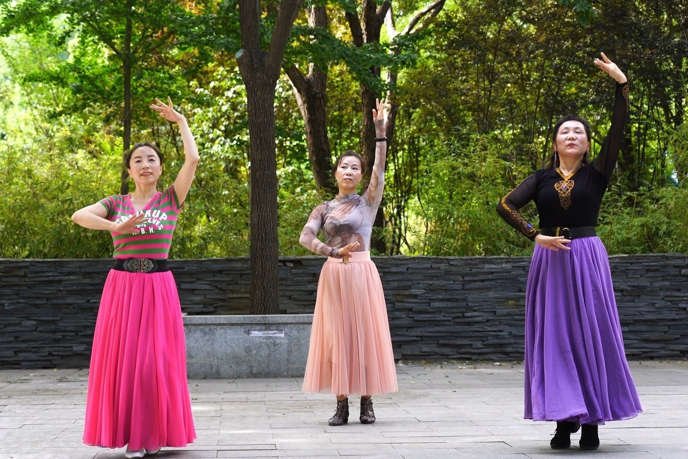 广场舞《我爱的人儿在新疆》每天跟着跳一跳，放松心情锻炼身体