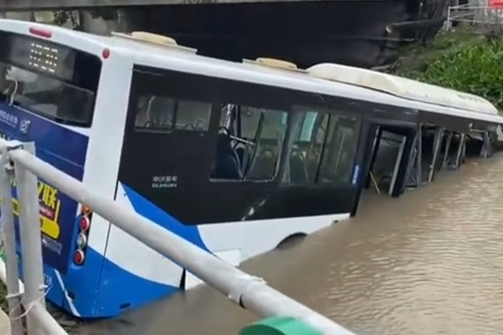 上海公交车坠河：司机身体不适 已让全部乘客下车 溜车坠河道！