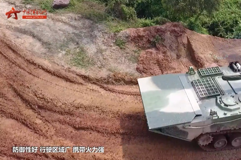 【军视问答】装甲车的履带断了，选择弃车还是下车修复？