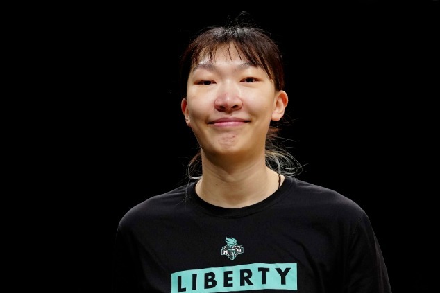 高举高打!韩旭利用身高优势篮下1v2强硬终结_凤凰网视频_凤凰网