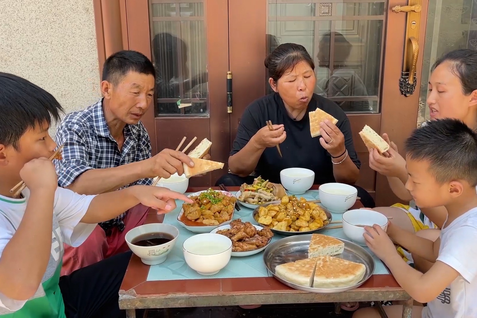 儿子今天考试了，妈妈下厨做一些拿手菜，满满一桌子真丰盛