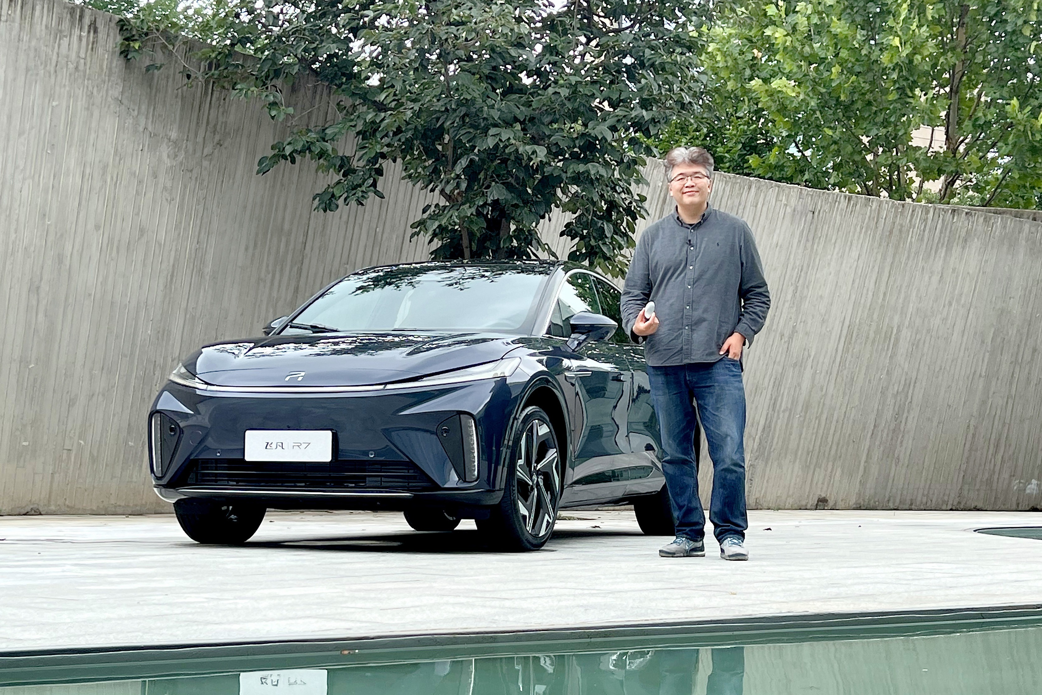 轿跑式SUV，43英寸三联屏/智能配置丰富，静态体验飞凡R7