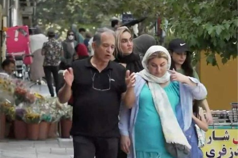 伊朗严格要求女性着装，德黑兰有1500名女性不戴头巾被罚款、拘留