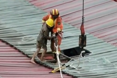 甘肃庆阳：洪水冲击厂房 消防紧急吊升救援被困工人