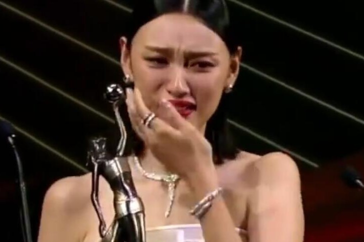 王丹妮获得金像奖最佳新演员奖，上台激动落泪：感谢梅姐廖启智_凤凰网