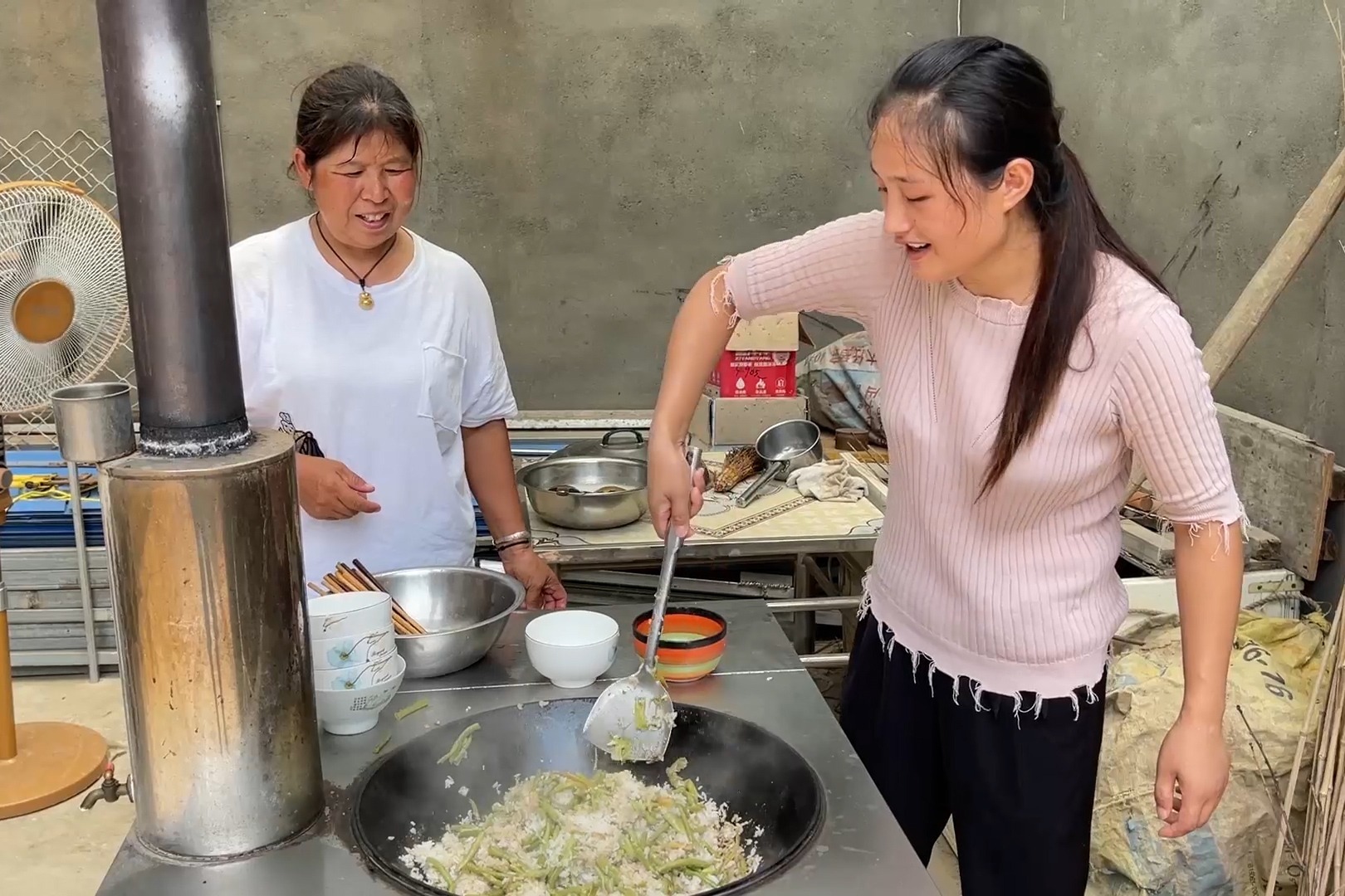 地里豆角长老了，媳妇摘一些做豆角焖米饭，一人盛一碗吃着还不错