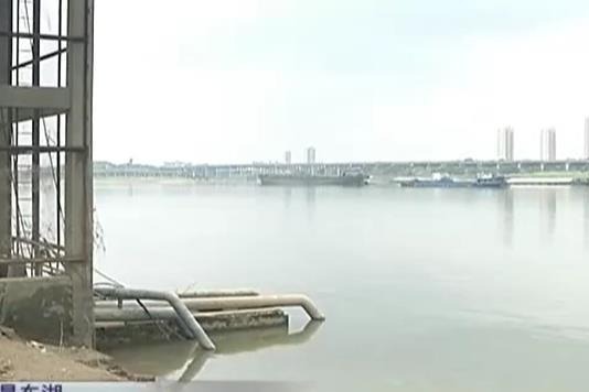 南昌扬子洲饮用水源取水点现浮油 市民担心饮用水被污染