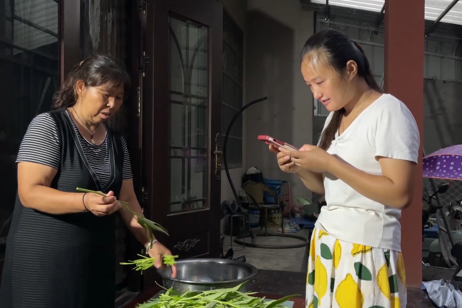 两个半月没交电费，家里突然停电了，看欠了多少钱？把媳妇吓一跳