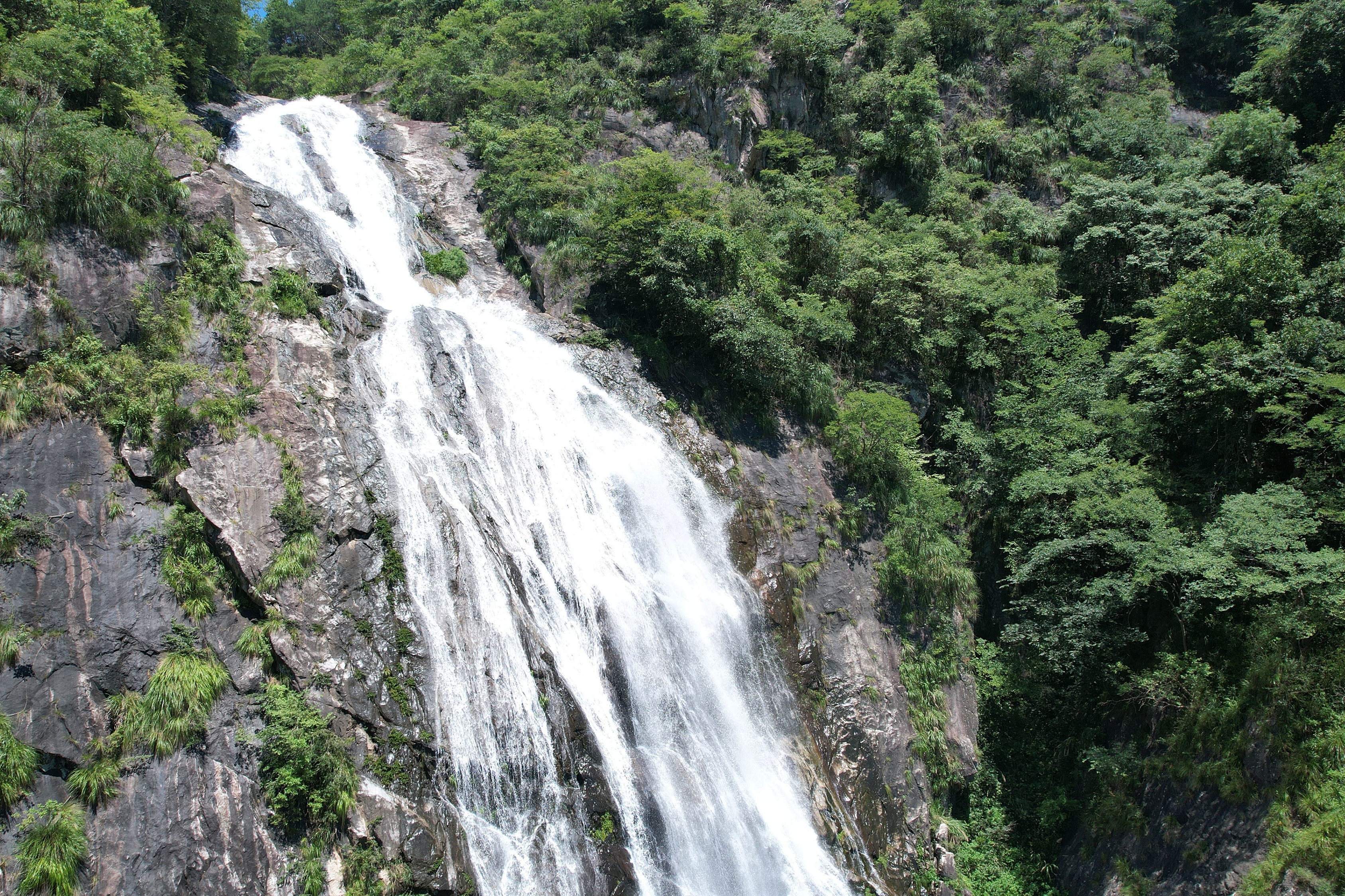 安徽潜山:游天柱山大峡谷,观飞流直下瀑布,享受夏日的清凉