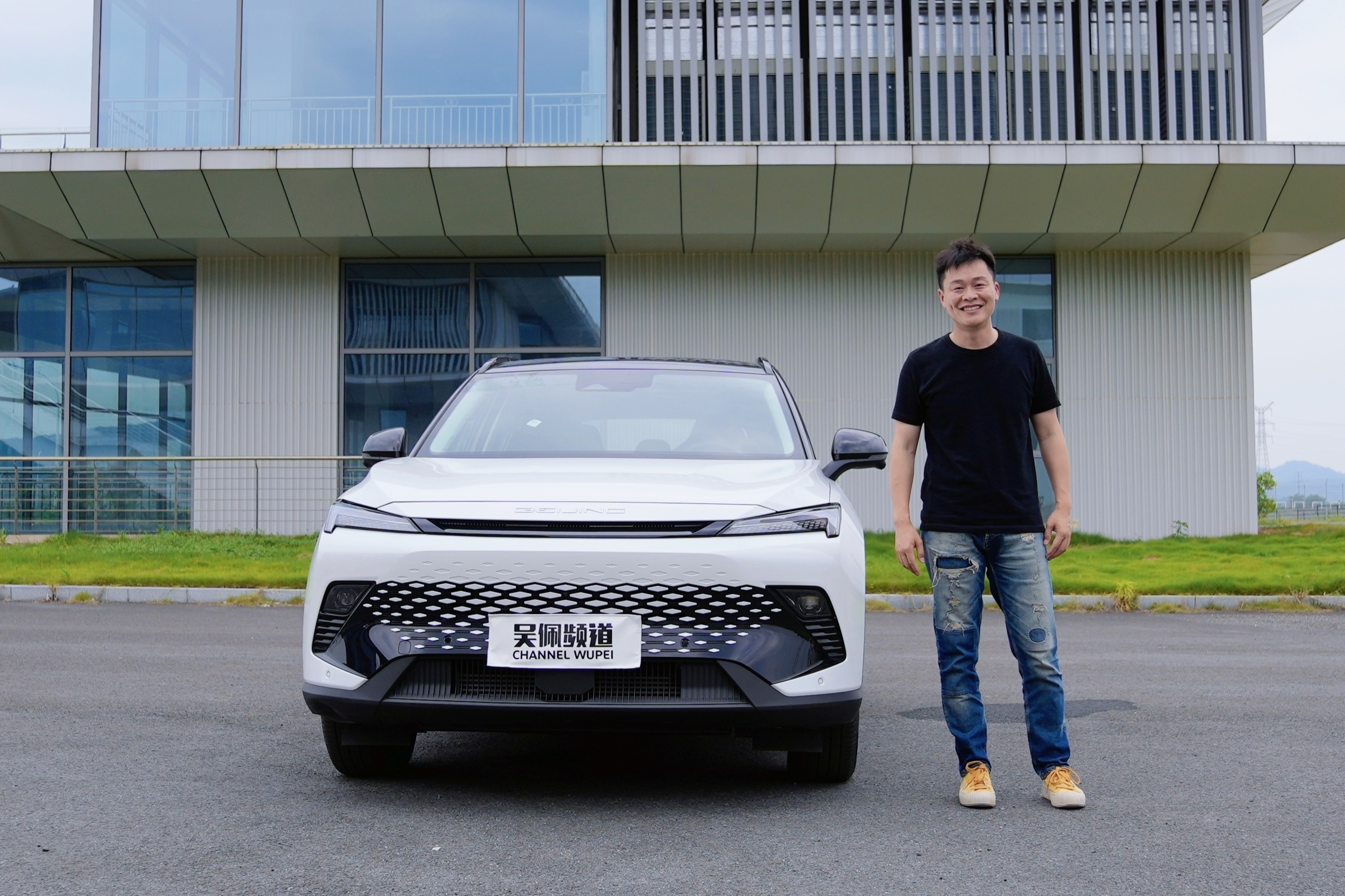 吴佩抢先试驾：这样的北汽魔方 上车就够你玩半天 | 吴佩频道