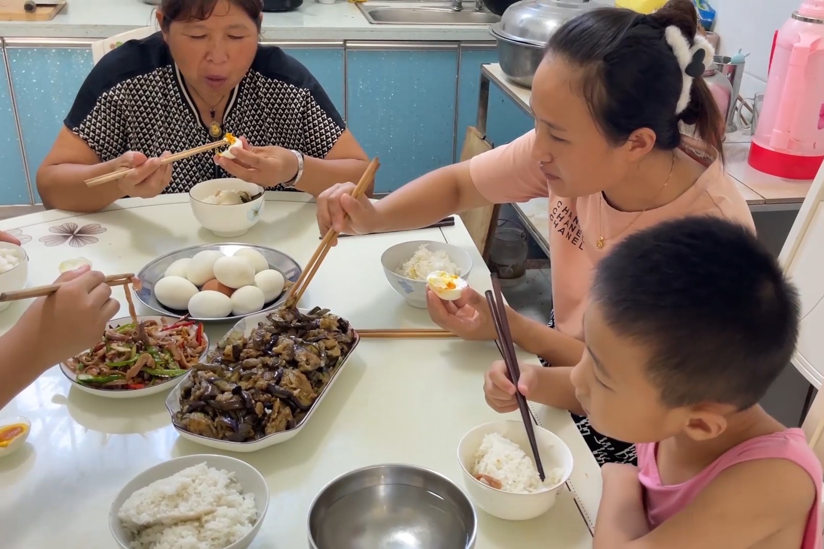 农村媳妇做午饭，2菜一汤就着米饭吃，这汤是真对胃口啊_凤凰网视频_凤凰网