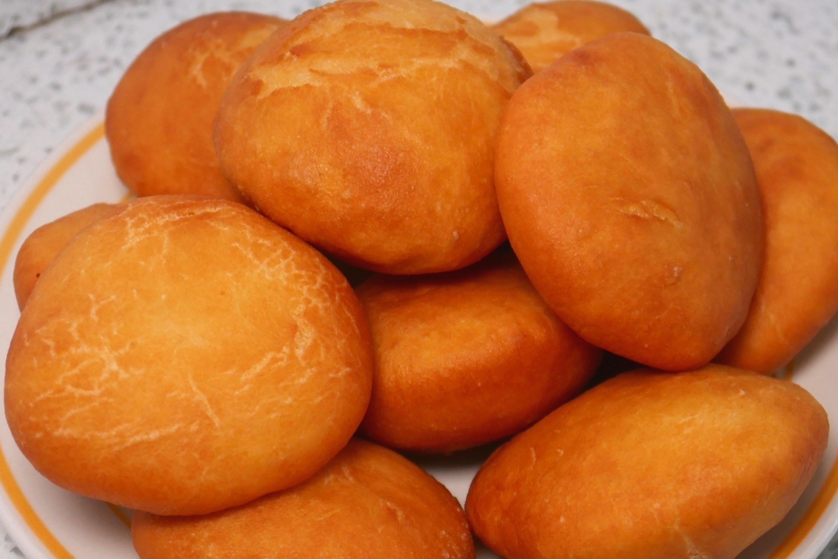 油炸小面包,我家面包从不买,这样做香甜酥软,越嚼越爱吃