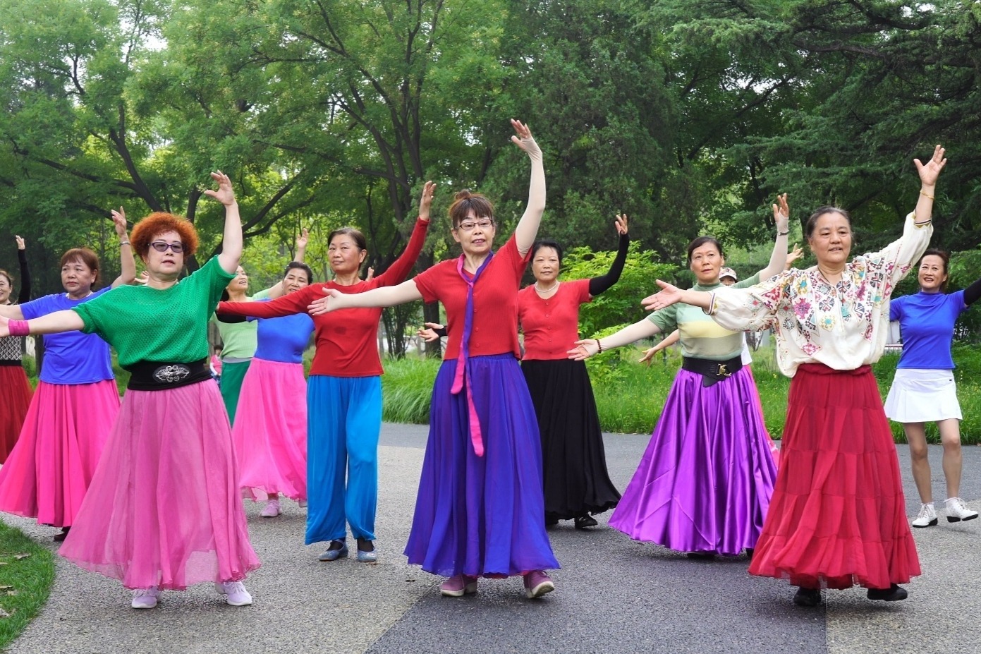 龙缘广场舞《饮酒欢歌》还没跳完音乐结束,大家哈哈一乐_凤凰网视频