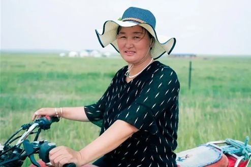 内蒙古草原护边传奇：“鸽子姐”格日勒其木格