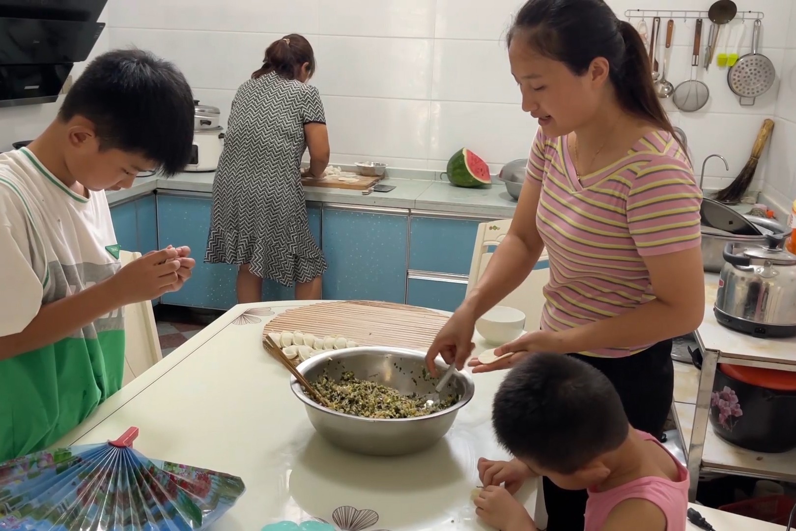 婆媳俩包茄子馅饺子，上桌一人一盘真受欢迎，俩儿子也不挑食了