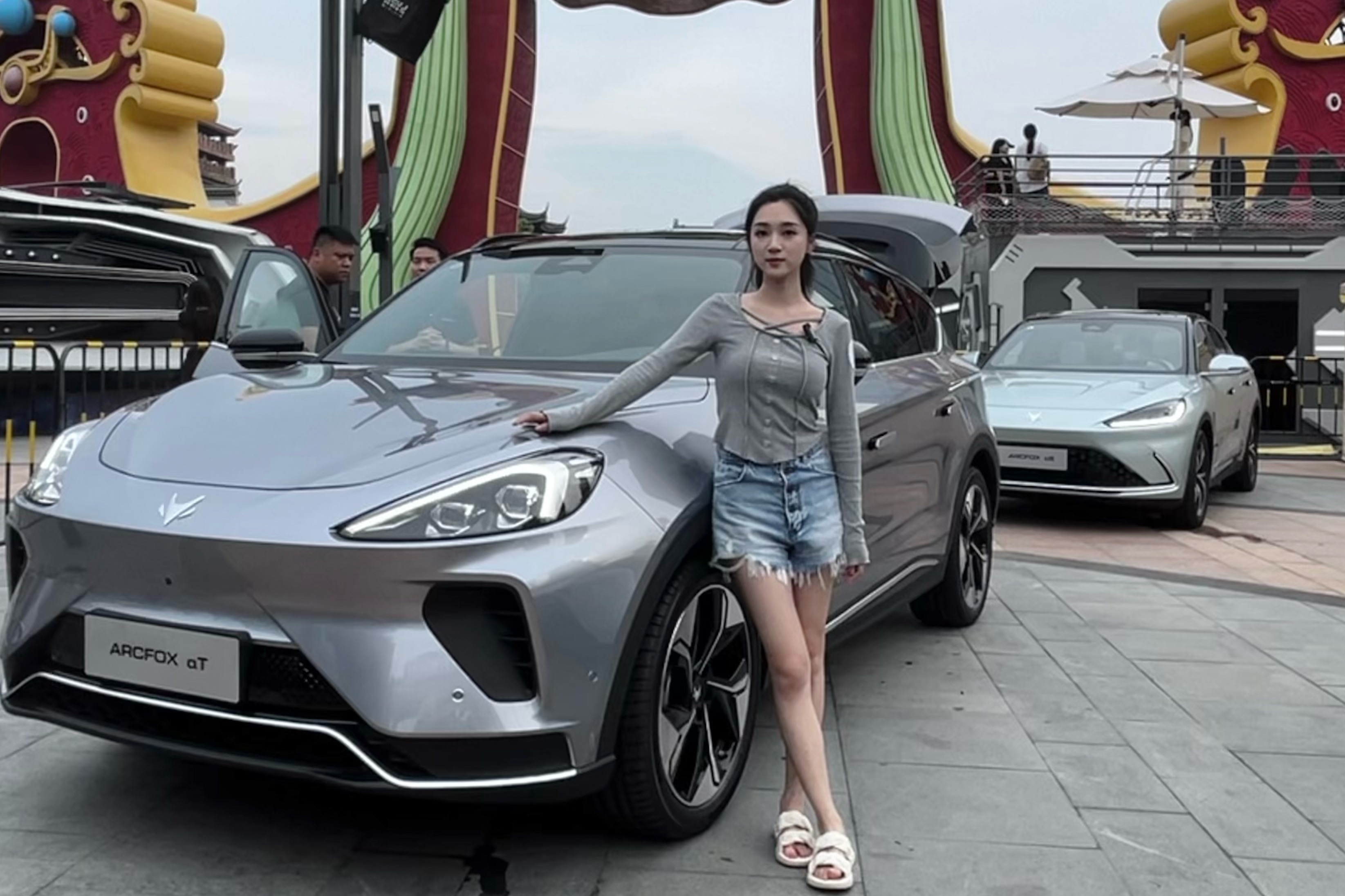 极狐汽车携阿尔法T5闪耀2023广州车展